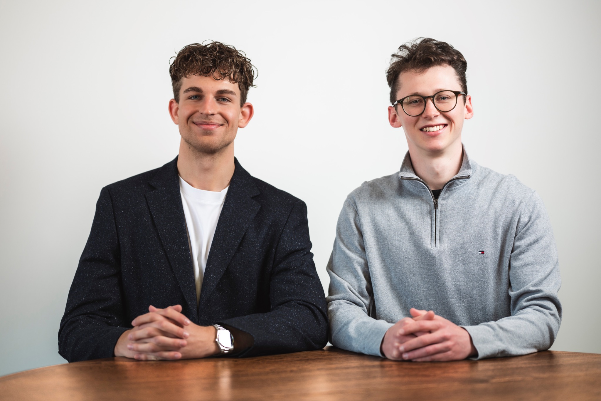 David Seidinger und Morris Scherer gemeinsam am Tisch